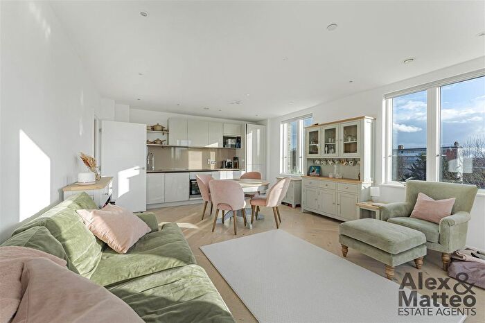 2 Bedroom Flat For Sale In Layard Road, Bermondsey, SE16