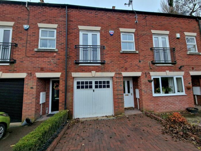 4 Bedroom Town House To Rent In Church View, Carleton, WF8