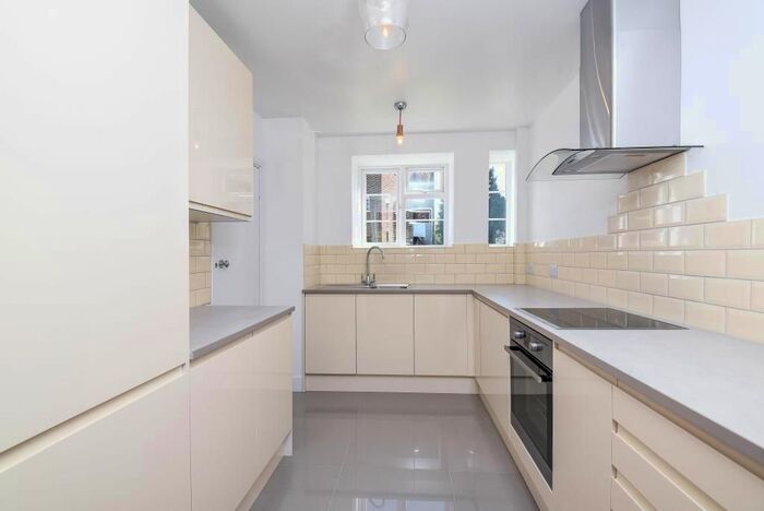 2 Bedroom Flat To Rent In Courtlands, Richmond, TW10