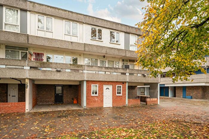4 Bedroom Town House For Sale In Holstein Way, Erith, DA18