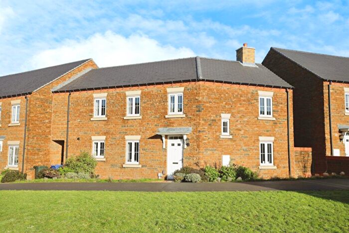 3 Bedroom End Of Terrace House For Sale In Blackwell Drive, Banbury, OX16