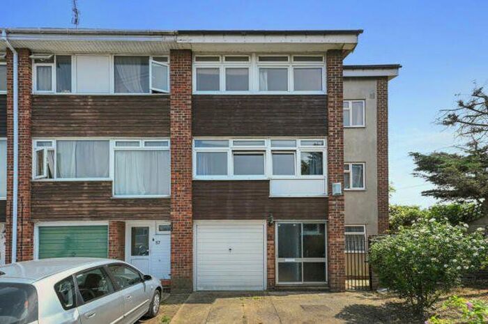 6 Bedroom End Of Terrace House To Rent In Petworth Way, Hornchurch, RM12
