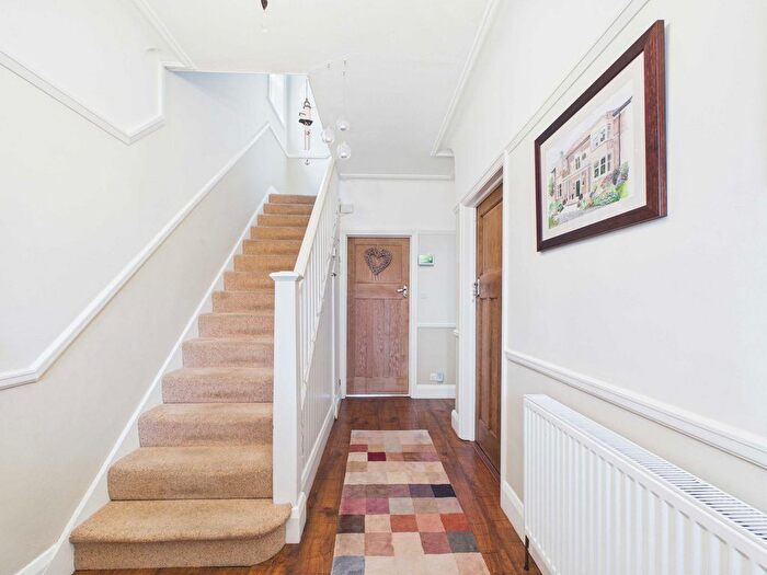 3 Bedroom Semi-Detached House For Sale In Ambleside Drive, Southend-On-Sea, SS1 - Photo 9