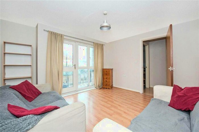 2 Bedroom Flat To Rent In Wodeham Gardens, Bethnal Green, London, E1