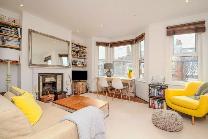 2 Bedroom Flat To Rent In Bendemeer Road, West Putney, London, SW15