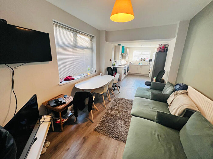 6 Bedroom Terraced House To Rent In Dogfield, Cardiff, CF24