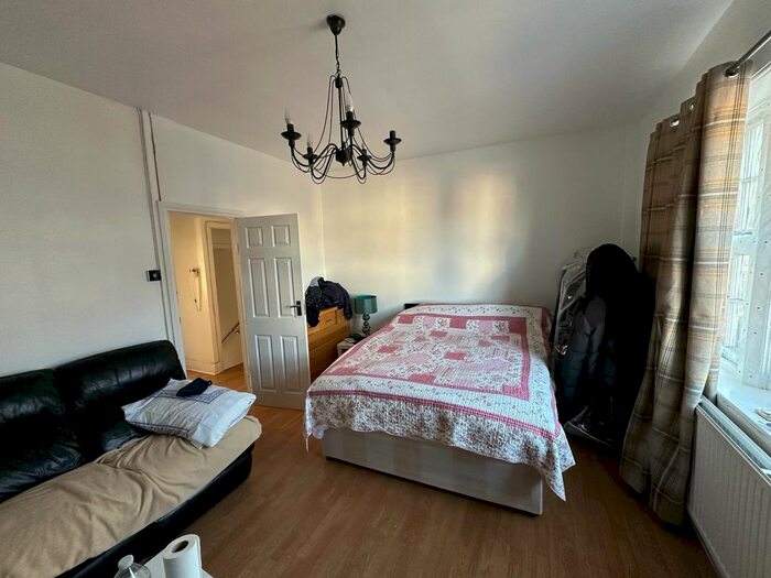 3 Bedroom Flat To Rent In Green Lanes, London, N21