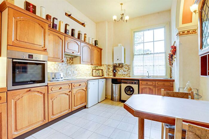2 Bedroom Apartment For Sale In The Cedars, Sherwood, Nottinghamshire, NG5