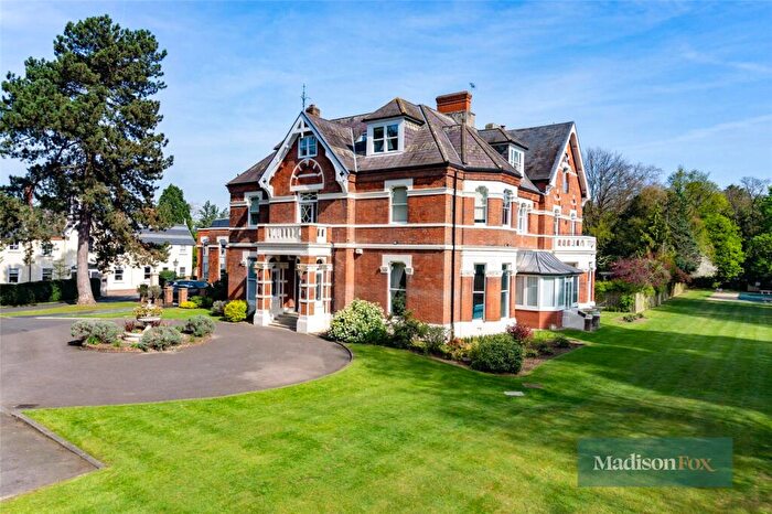 3 Bedroom Penthouse For Sale In Manor Road, Loughton, Essex, IG10