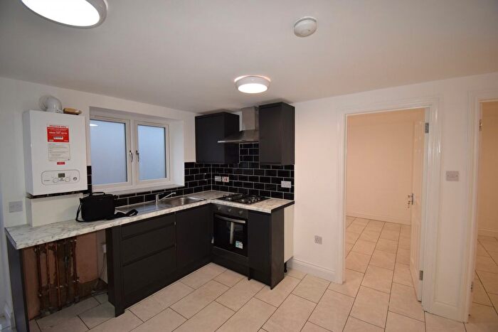 3 Bedroom Flat To Rent In Dagenham, RM8