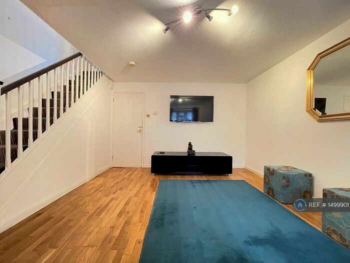 3 Bedroom Semi-Detached House To Rent In Culloden Close, London, SE16