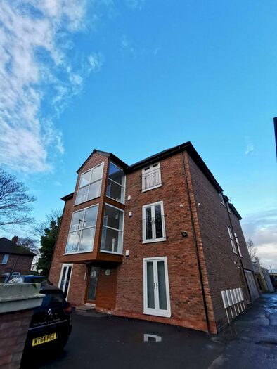 4 Bedroom Apartment To Rent In Flat, Platt Lane, Manchester, M14