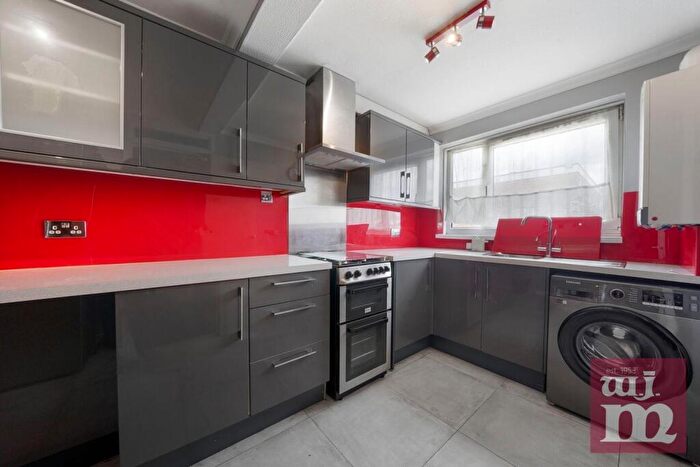 2 Bedroom Flat To Rent In Wager Street, Mile End, E3