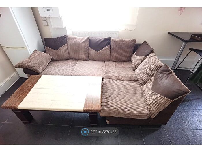 2 Bedroom Flat To Rent In Pen Y Lan Road, Cardiff, CF24