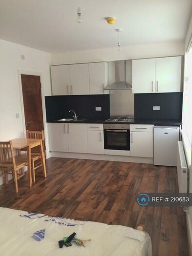 Studio To Rent In North Circular Road, London, N13