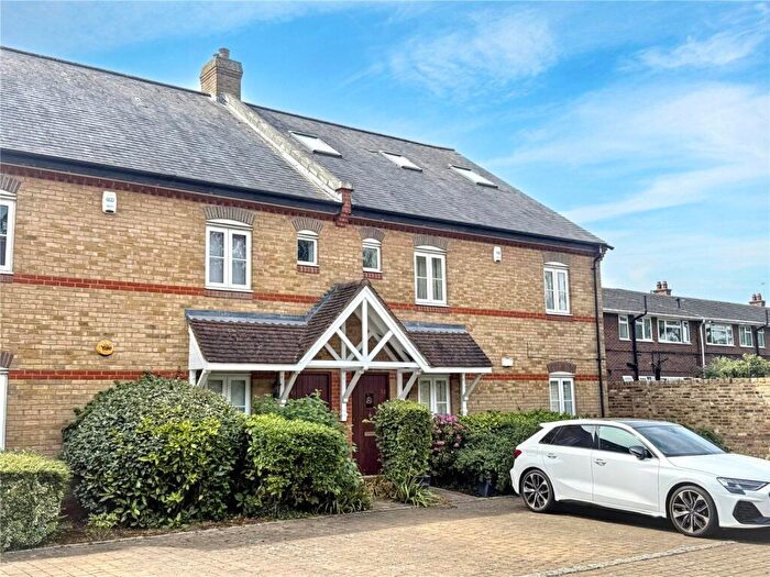 3 Bedroom Maisonette To Rent In Sovereign Mews, Barnet, EN4
