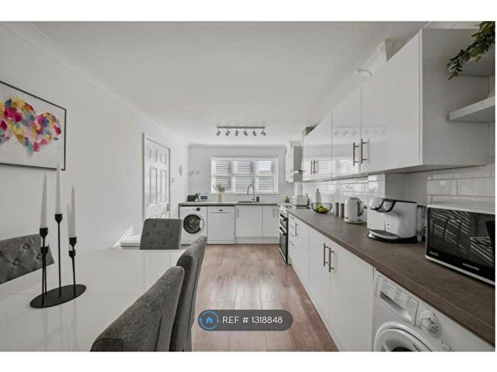 4 Bedroom Semi-Detached House To Rent In Yeading, Yeading, UB4