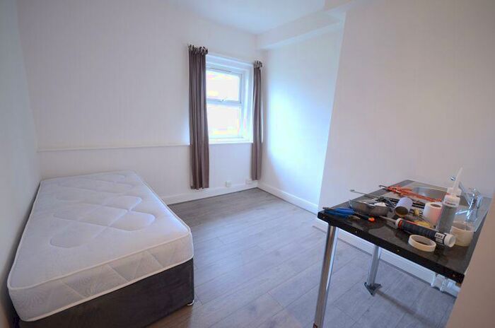 Studio To Rent In Holdenhurst Road, Bournemouth, BH8