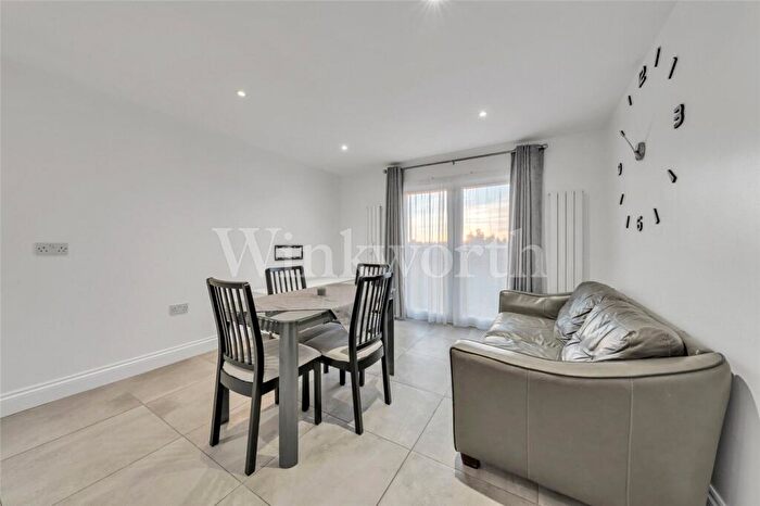 2 Bedroom Apartment To Rent In Hendon Way, London, NW2