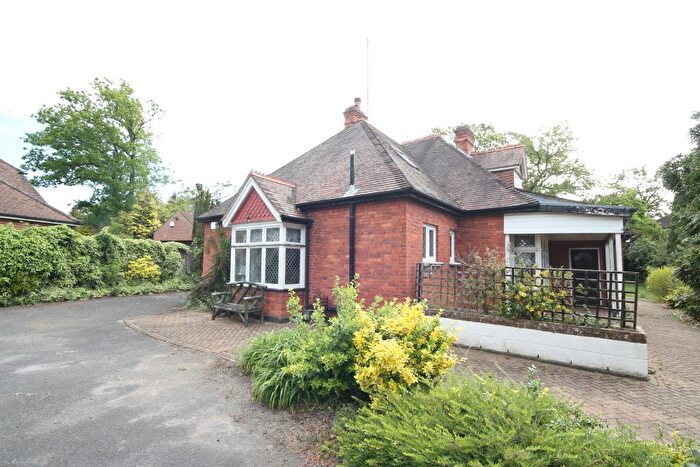 4 Bedroom Detached House For Sale In Row Town, Addlestone, KT15