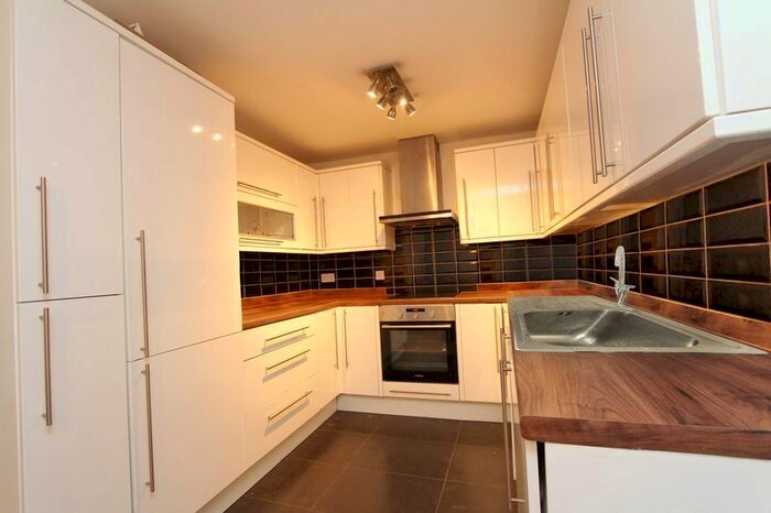 2 Bedroom Flat To Rent In Nether Street, London, N3