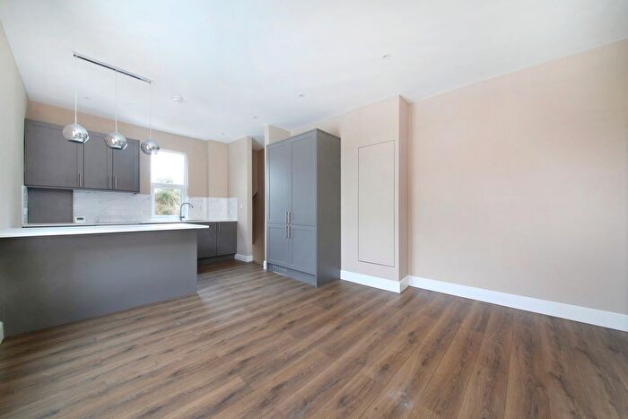 3 Bedroom Flat To Rent In Kingsway, East Sheen, SW14