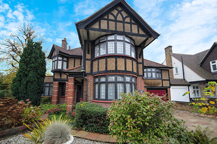 5 Bedroom Detached House To Rent In Bourne Avenue, N14
