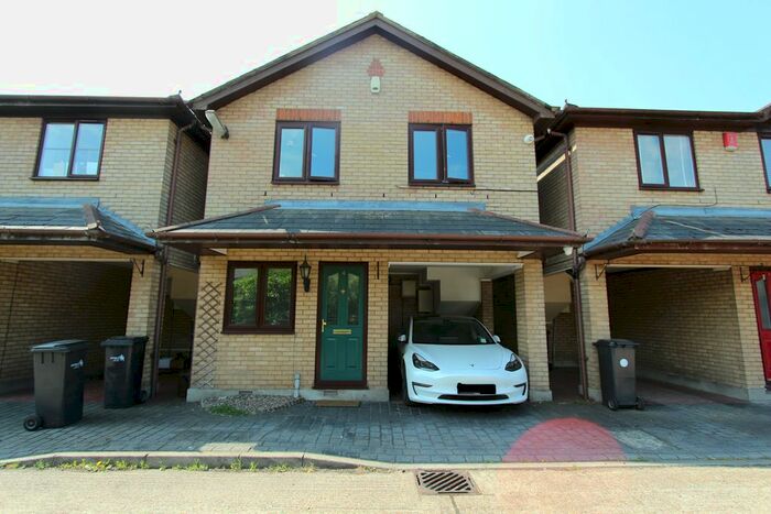 3 Bedroom Detached House To Rent In Kingswood Close, Enfield, EN1