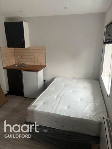 1 Bedroom Flat To Rent In Raymond Crescent, Guildford, GU2