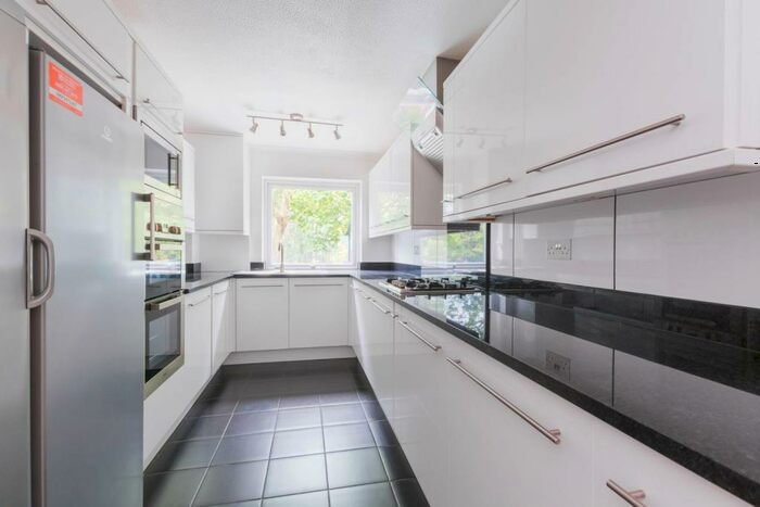 3 Bedroom Flat To Rent In Hornsey Lane, Highgate, London, N6