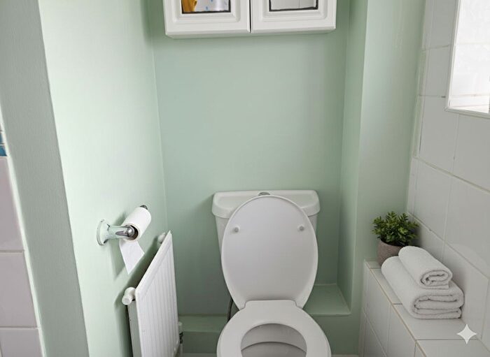 2 Bedroom Maisonette To Rent In Manse Close, Hayes, UB3