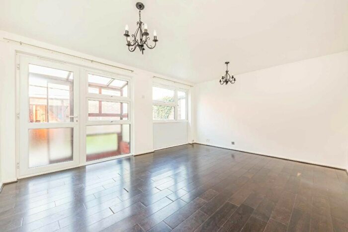 2 Bedroom Flat To Rent In Larch Close, Balham, SW12