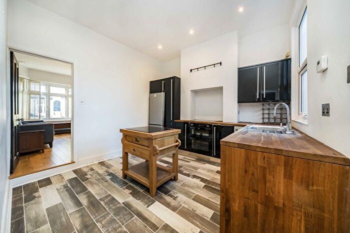 2 Bedroom Flat To Rent In Moring Road, London, SW17