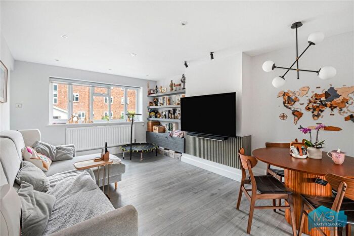3 Bedroom Flat For Sale In Elmshurst Crescent, East Finchley, London, N2