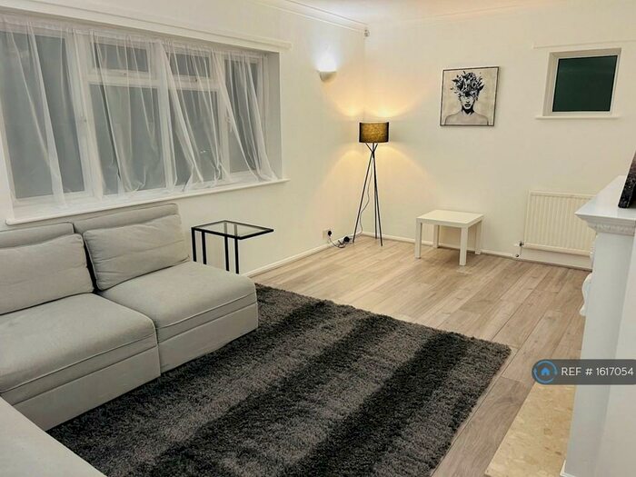 3 Bedroom Semi-Detached House To Rent In Keel Drive, Slough, SL1