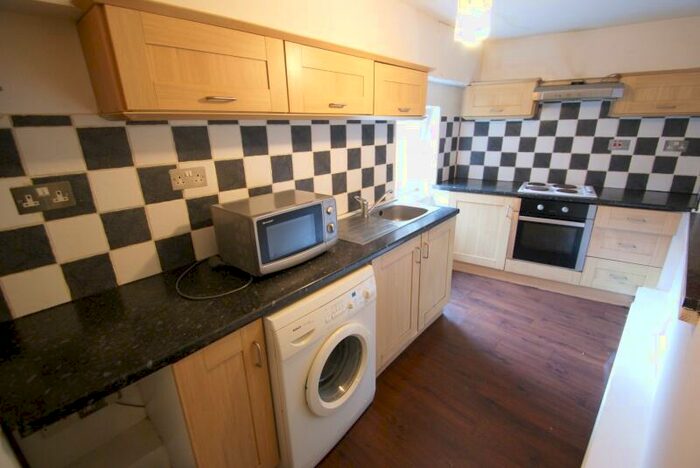3 Bedroom Flat To Rent In Woodsley Road, Hyde Park, Leeds, LS3