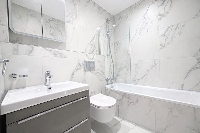 4 Bedroom Flat For Sale In Pemberton Court Portelet Road, London, E1