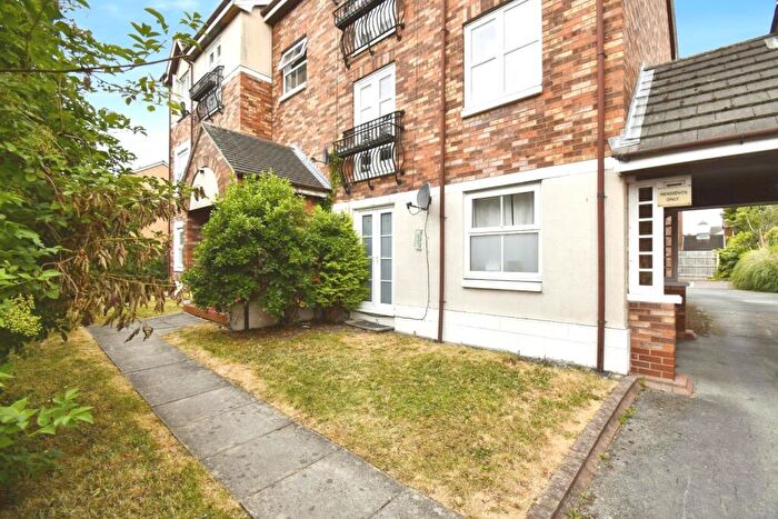 2 Bedroom Flat For Sale In Mallyan Close, Hull, HU8