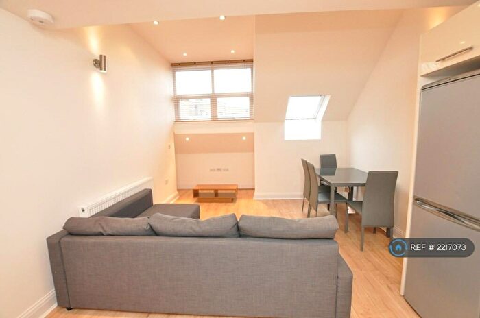 2 Bedroom Flat To Rent In High Road, London, N2