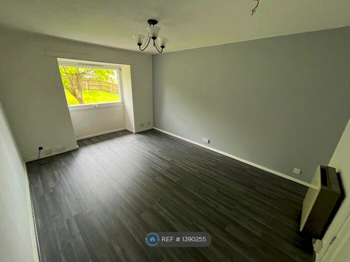 3 Bedroom Flat To Rent In Lulworth Court, Dundee, DD4