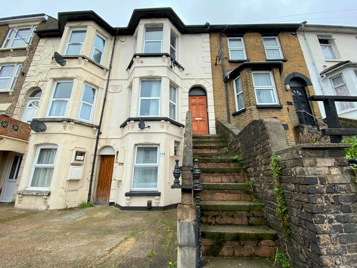 1 Bedroom Flat To Rent In Luton Road, Chatham, ME4