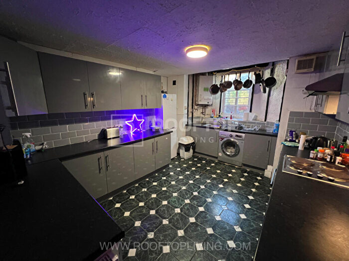 6 Bedroom House To Rent In Brudenell Grove, Leeds, LS6