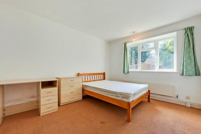 3 Bedroom Flat To Rent In South Terrace, Surbiton, KT6