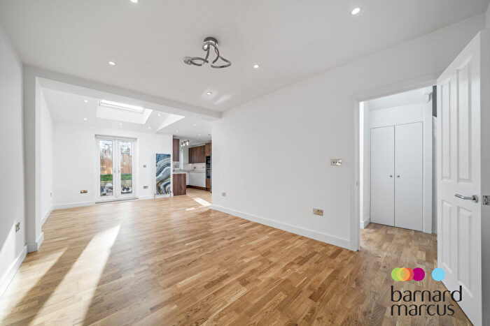 6 Bedroom House To Rent In Addington Drive, London, N12