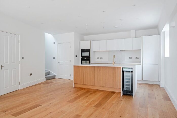 3 Bedroom Detached House To Rent In The Grove, Coulsdon, CR5