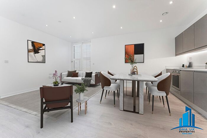 3 Bedroom Flat For Sale In Silbury Boulevard, Milton Keynes, MK9