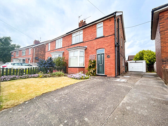 3 Bedroom Semi-Detached House For Sale In West Common Crescent, DN17