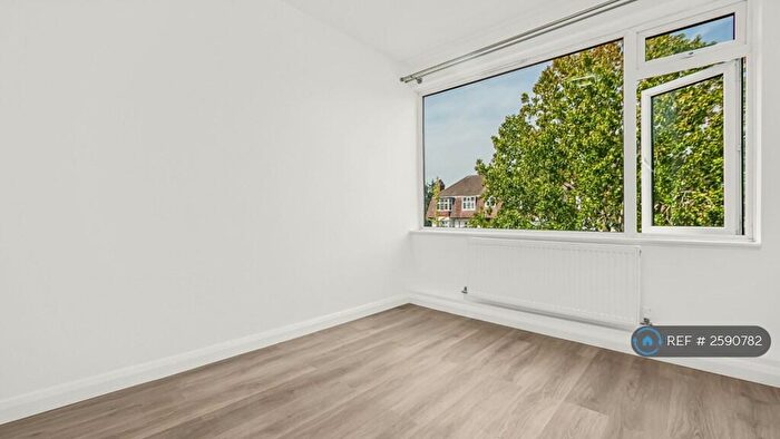 3 Bedroom Flat To Rent In Park Farm Close, London, N2