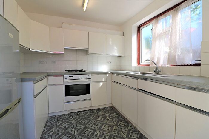 2 Bedroom Flat To Rent In Cheshunt Road, Forest Gate, London, E7