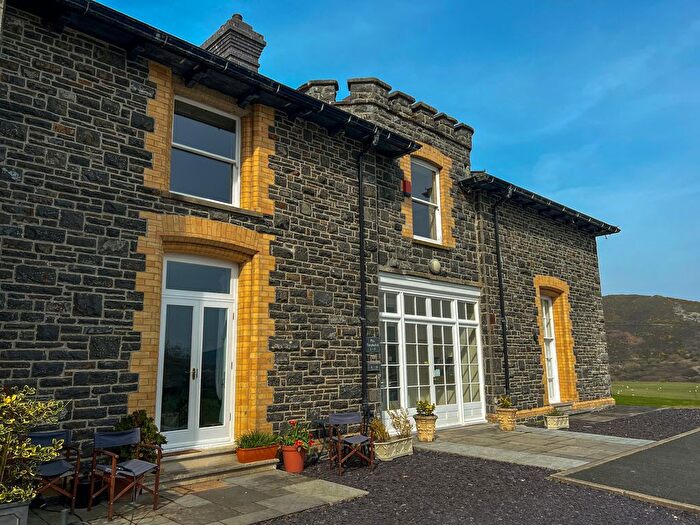 3 Bedroom Flat For Sale In Plas Tanybwlch, Rhydyfelin, Ceredigion, SY23